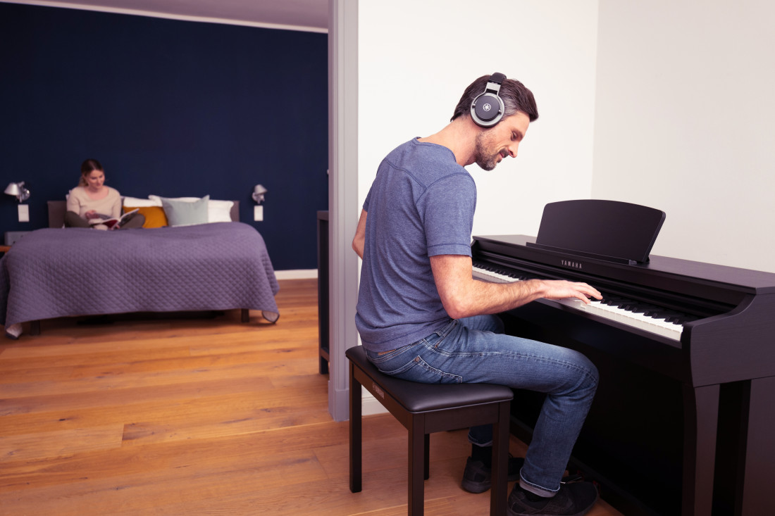 Цифровое пианино Yamaha CLP-825 B