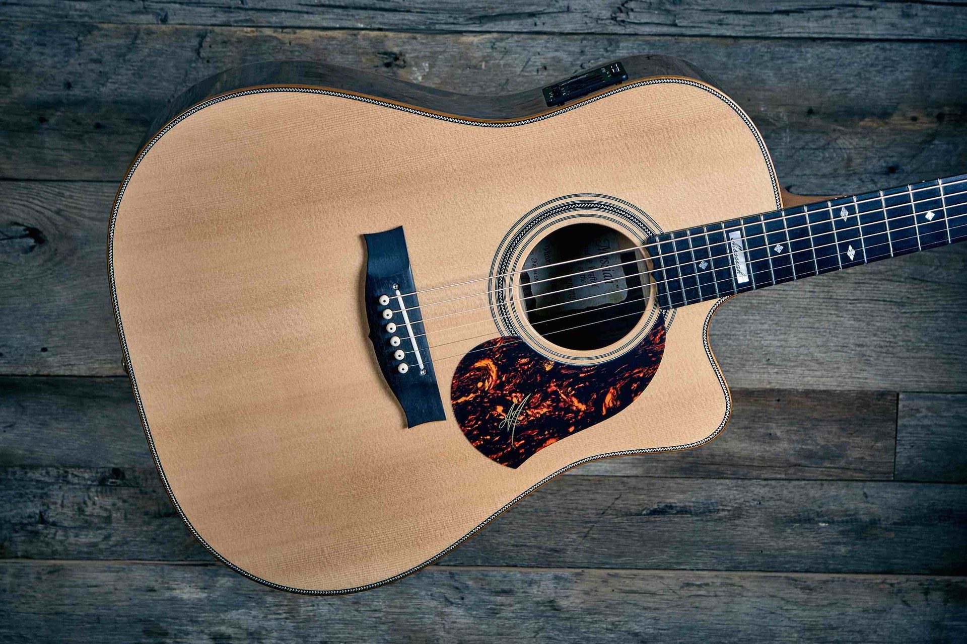 Электроакустическая гитара Maton EM100C