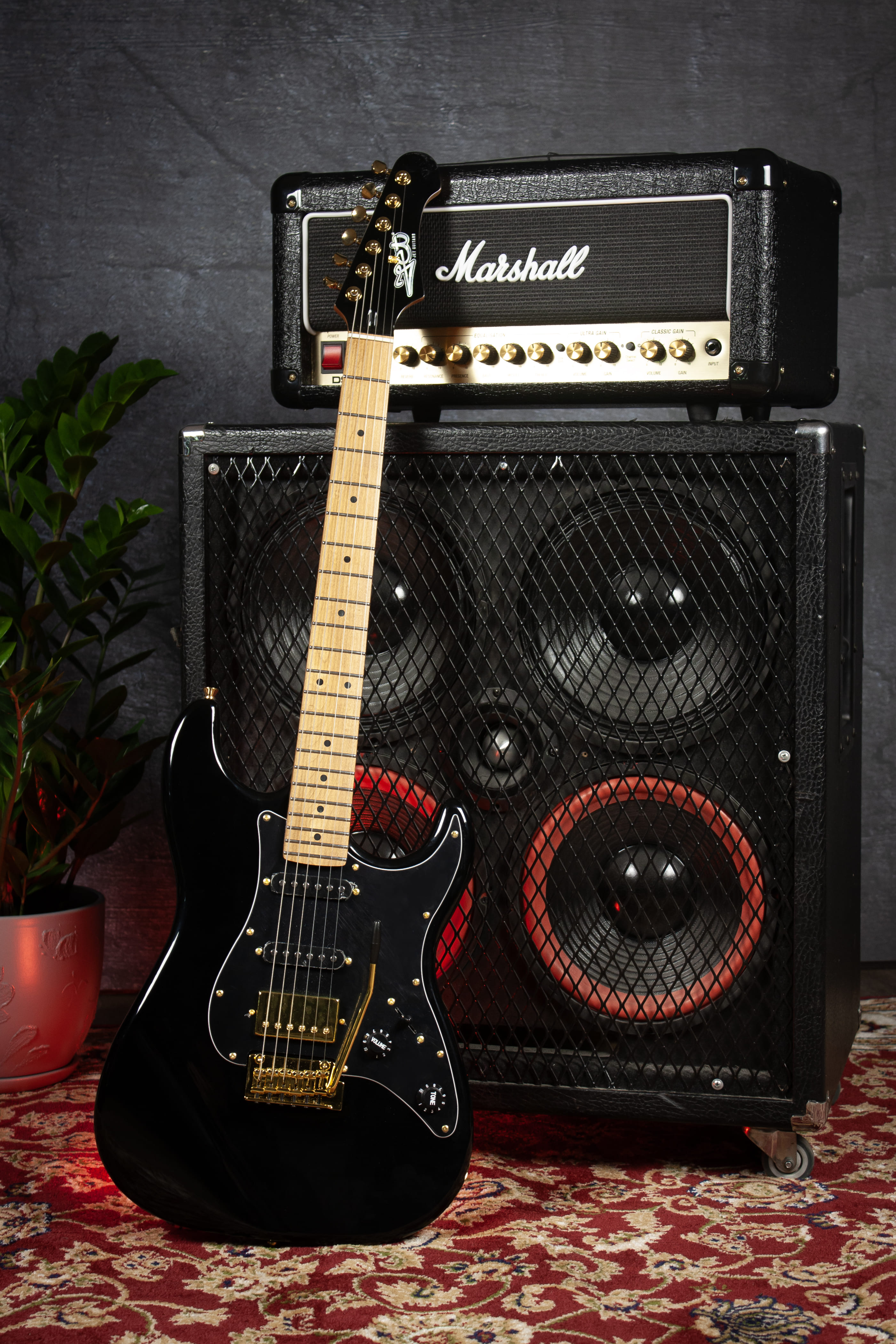 JET JS-400 BK G - электрогитара, Stratocaster, корпус липа, 22 лада, HSS, tremolo, фурнитура золото, цвет BK