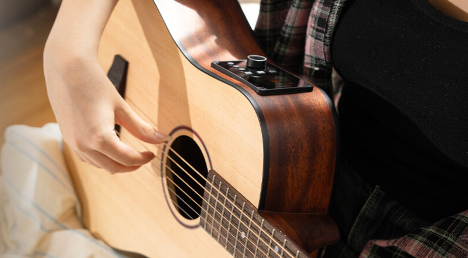 Earth-GO-OP-wbag Earth Series Трансакустическая гитара, цвет натуральный, с чехлом, Cort