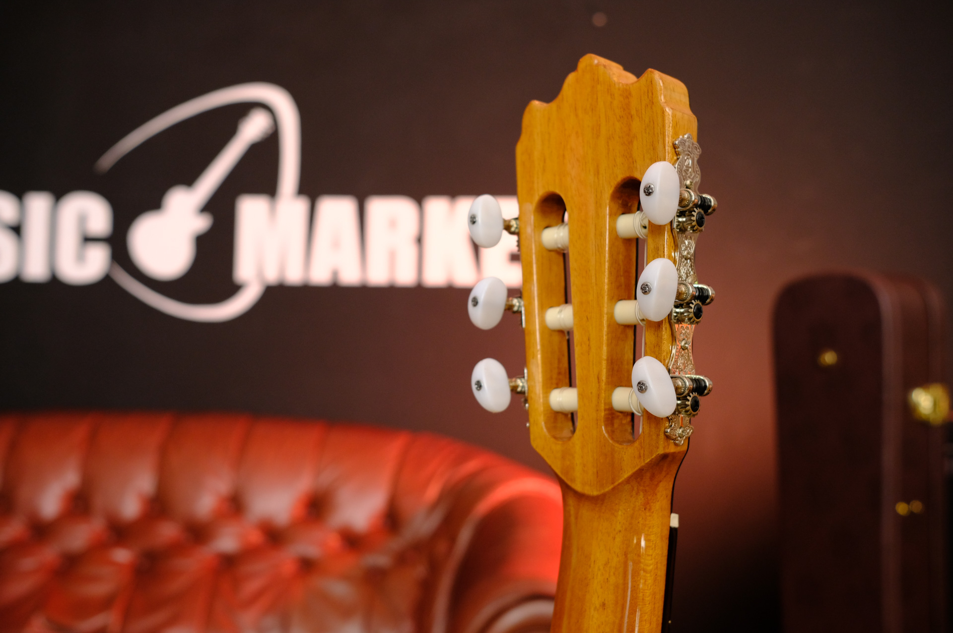 Классическая гитара со звукоснимателем Alhambra Cutaway 3C CT 6.856