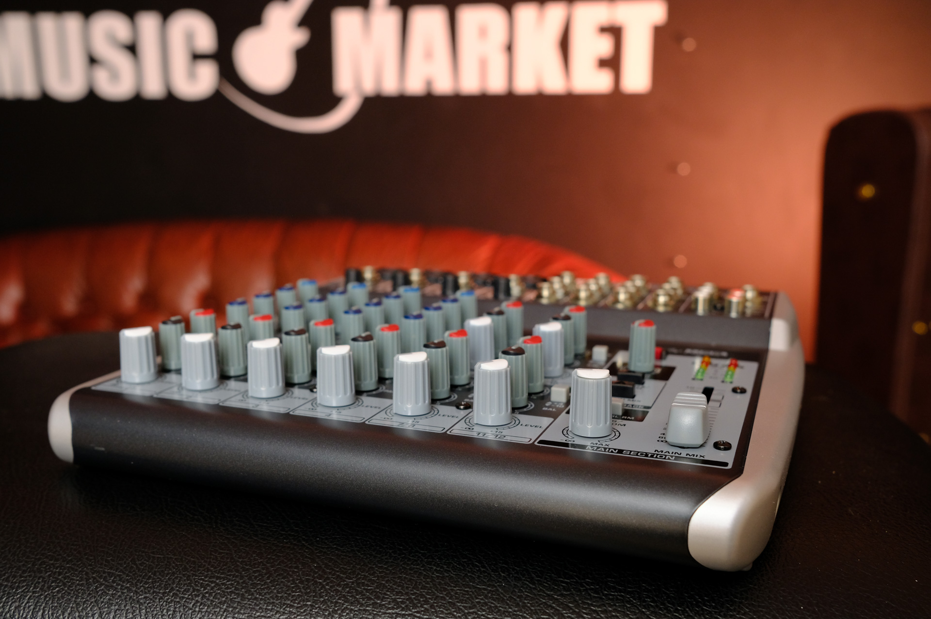 Аналоговый микшер с USB/аудио интерфейсом Behringer XENYX Q1202USB