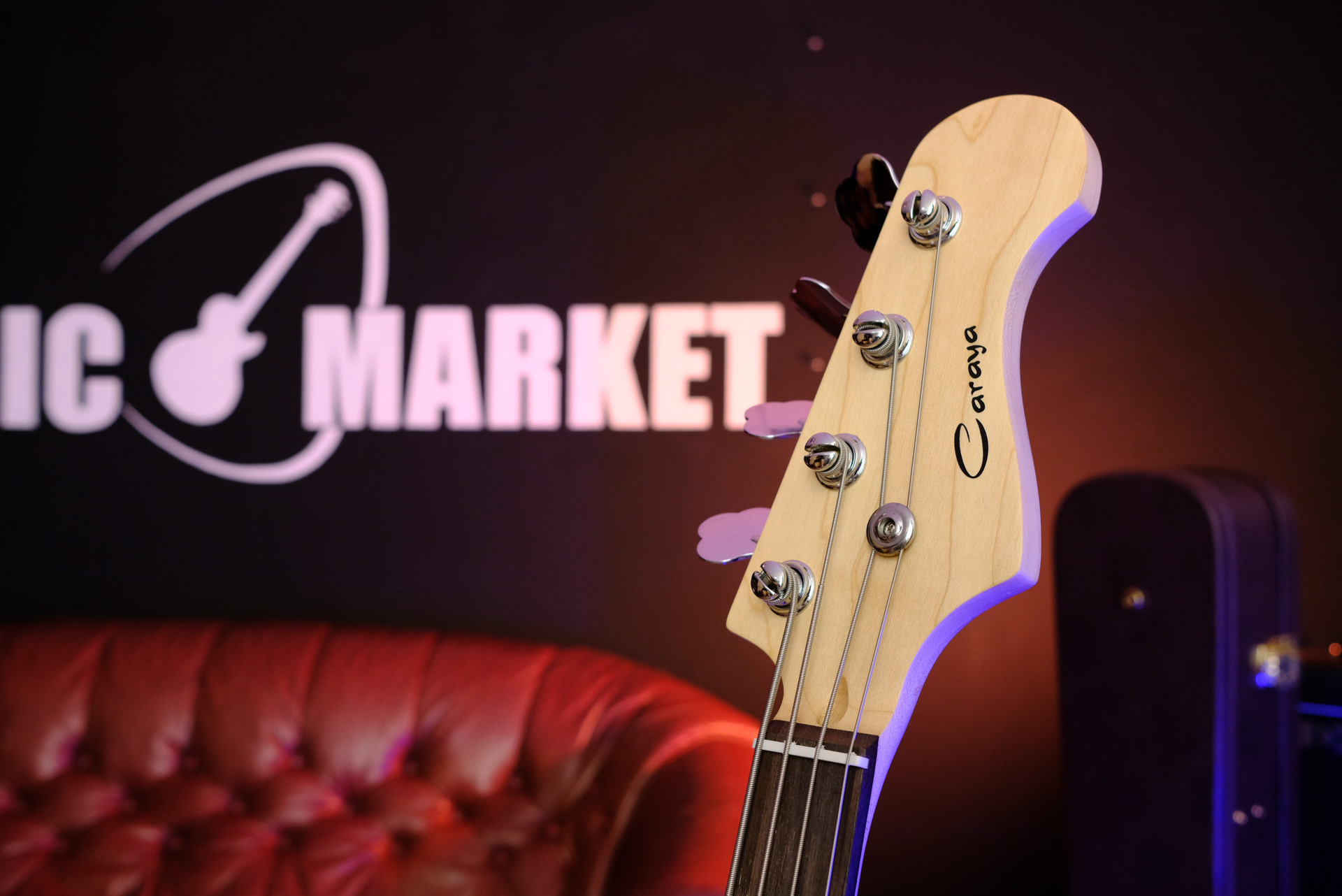 Бас-гитара Caraya B300BK