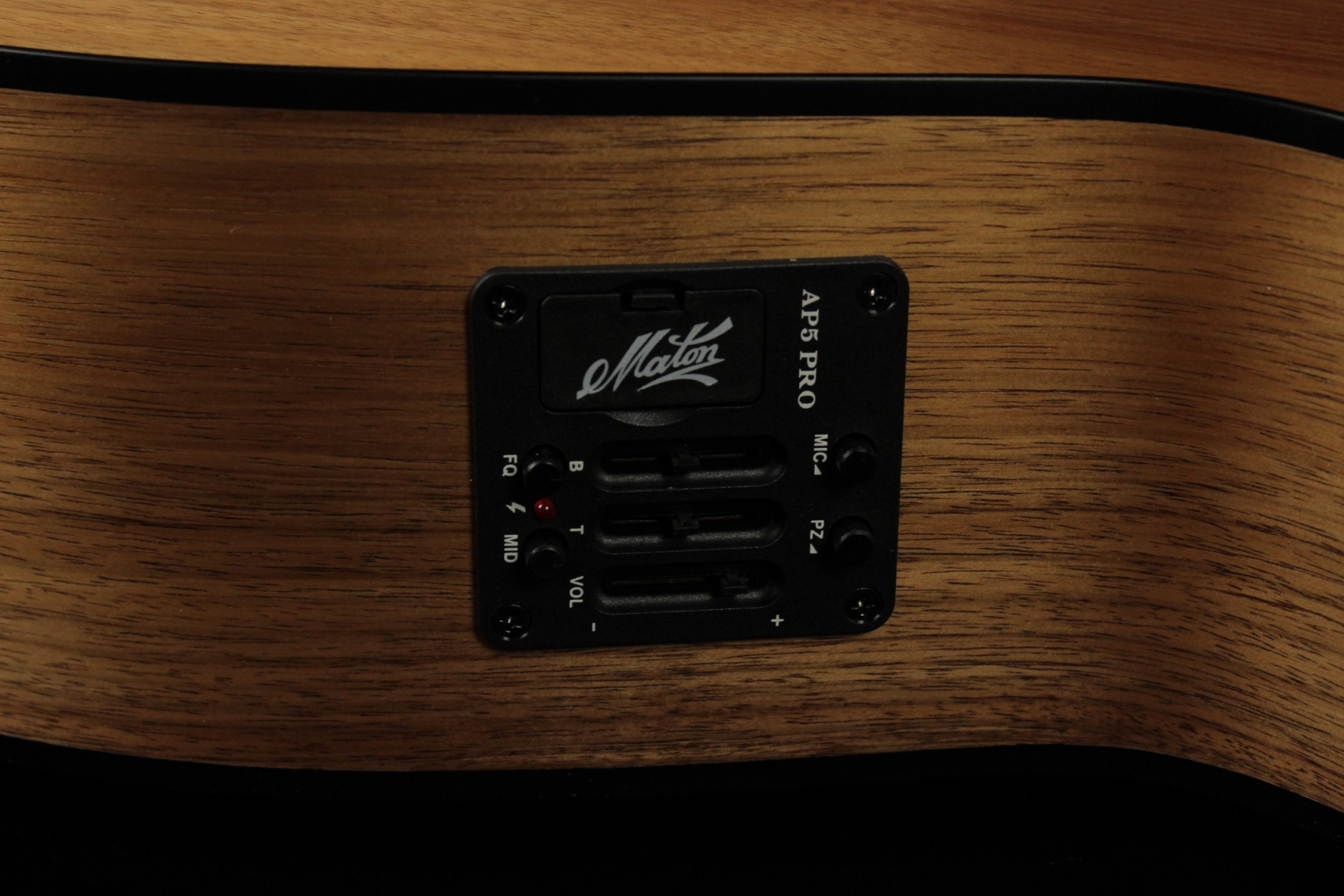 Электроакустическая гитара Maton EBW808C