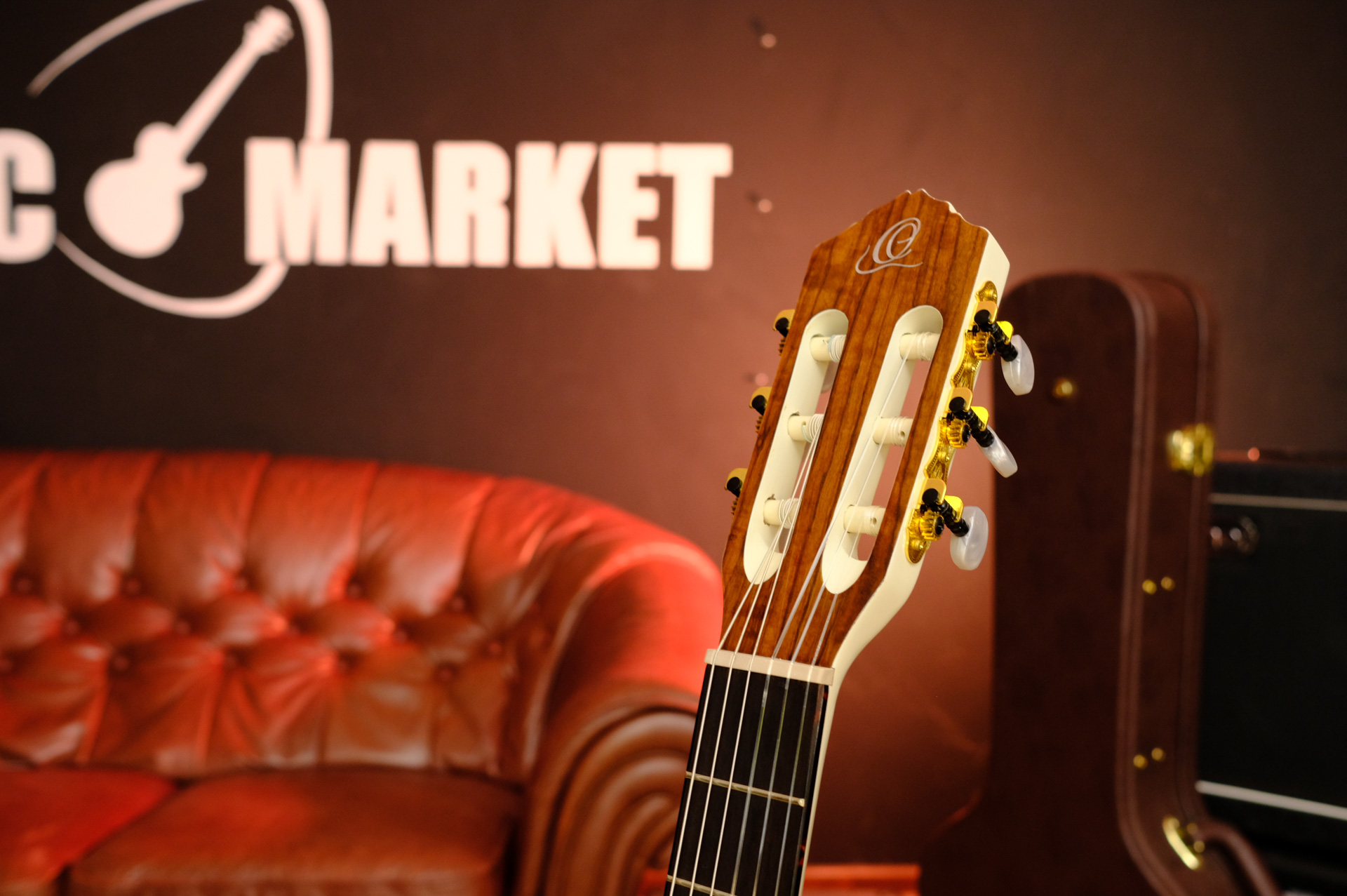 Классическая гитара с подключением Ortega RCE145WH Family Series Pro