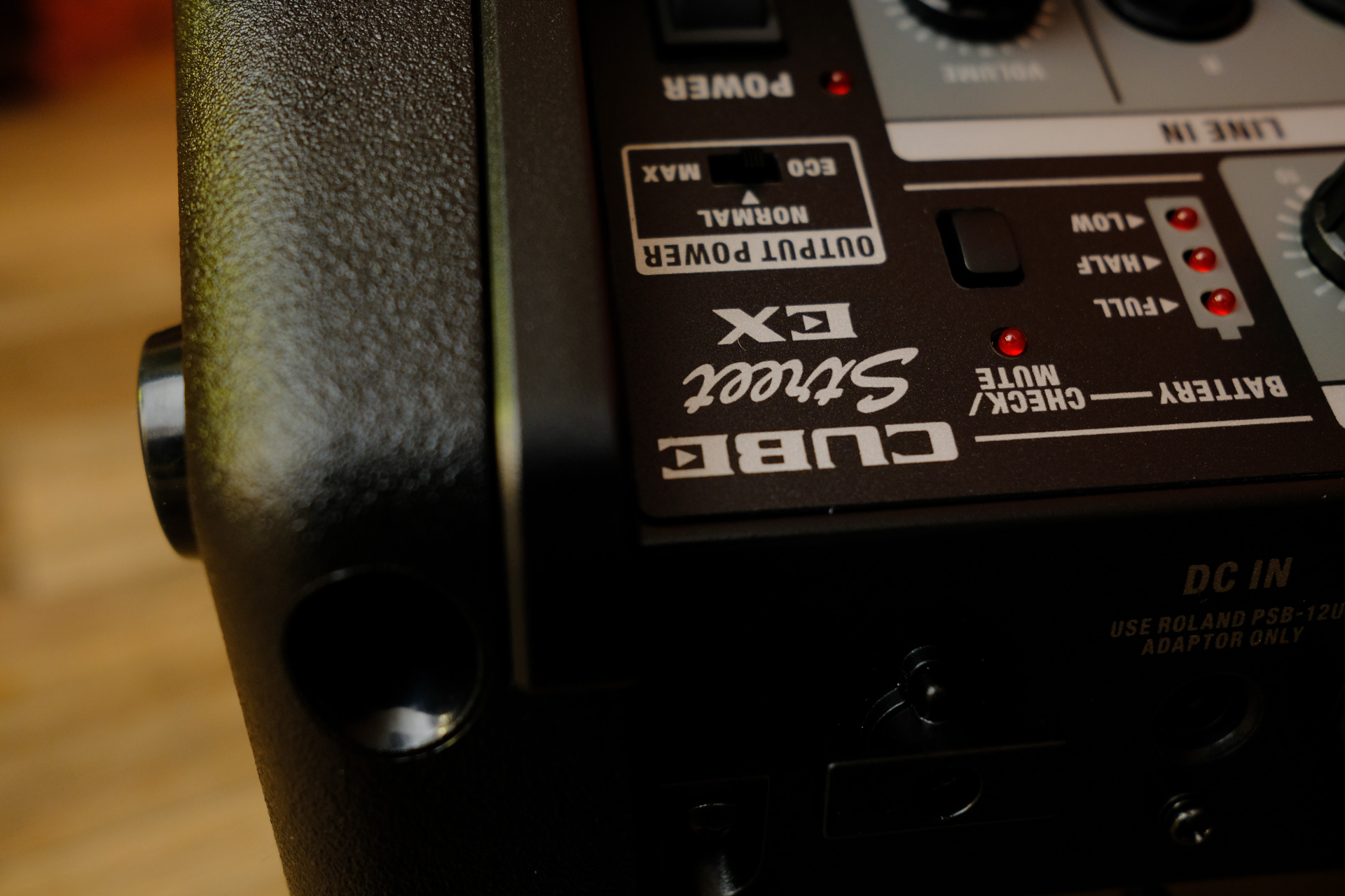 Комбоусилитель для электрогитары ROLAND CUBE STREET EX