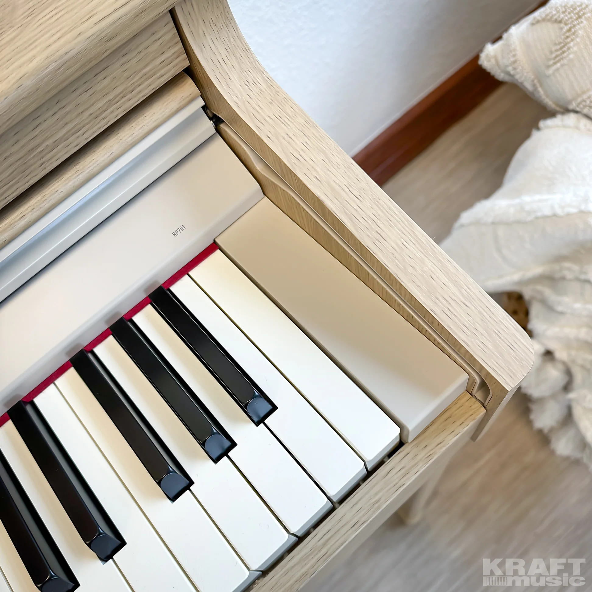 Цифровое пианино Roland RP701-LA (Светлый беленый дуб / бежевое)